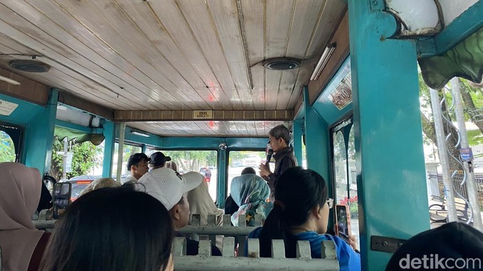 Suasana menikmati bus bandros di Bandung