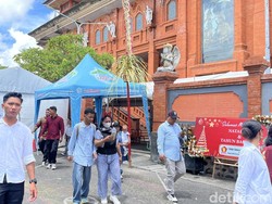 Seusia misa, umat pulang membawa pesan damai Natal, berkumpul bersama keluarga. Momen hangat merayakan kelahiran Yesus Kristus. (Foto: Rizki Setyo/detikBali)