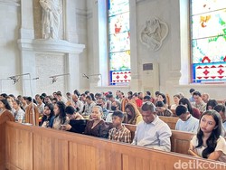 Ribuan umat Katolik di Bali menngikuti Misa Natal di Gereja Katolik Katedral Denpasar, Kamis (25/12/2025). (Foto: Rizki Setyo/detikBali)