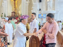 Koster menyalami umat. Misa berjalan lancar. Gereja menyerukan pesan damai. (Foto: Rizki Setyo/detikBali)