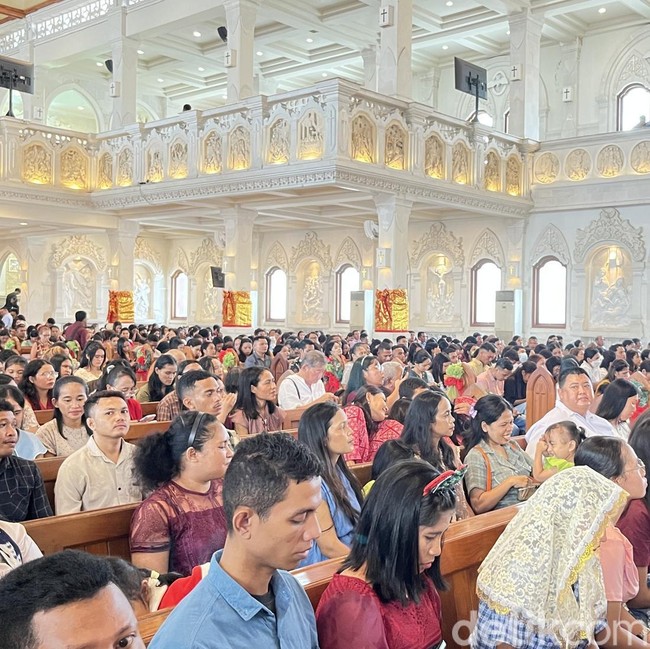 Potret Suasana Misa Natal di Gereja Katolik Katedral Denpasar