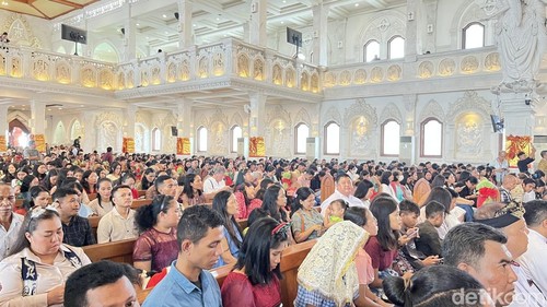 Suasana Misa Natal di Gereja Katolik Katedral Denpasar, 25 Desember 2025.