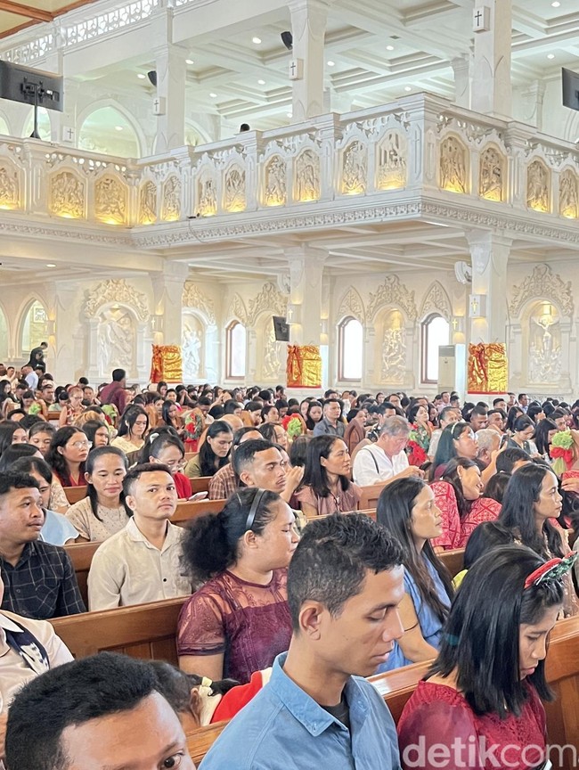 Potret Suasana Misa Natal di Gereja Katolik Katedral Denpasar