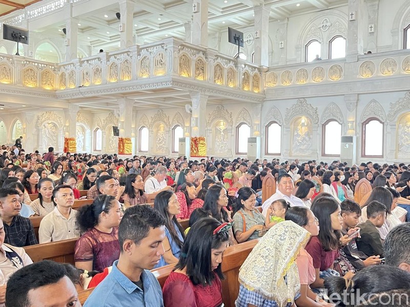 Suasana Misa Natal di Gereja Katolik Katedral Denpasar, 25 Desember 2025.