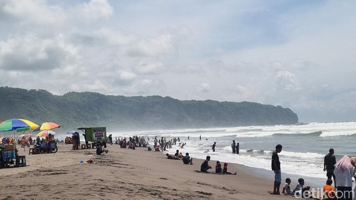 Ribuan Pelancong Padati Pantai Parangtritis Hari Ini, Hati-hati Rip Current!