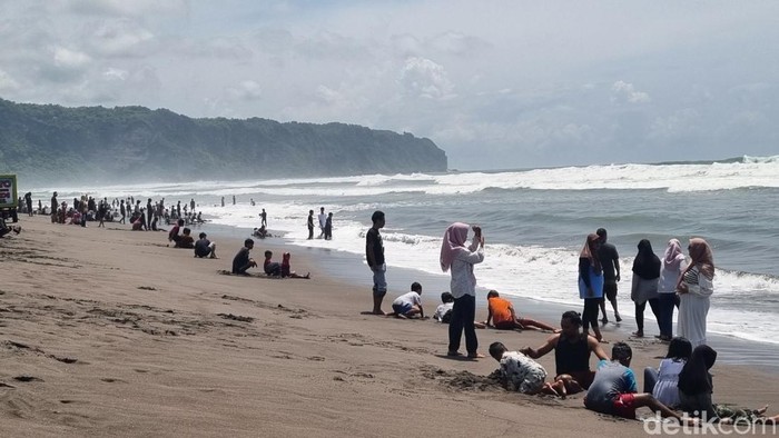 Viral Pria Larang Wisatawan Foto di Parangtritis, Pemkab Bantul Buka Suara
