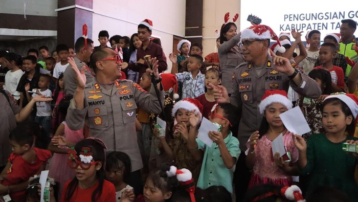 Suasana perayaan Natal di pengungsian korban bencana di Tapteng. (Foto: dok. Polres Tapteng)
