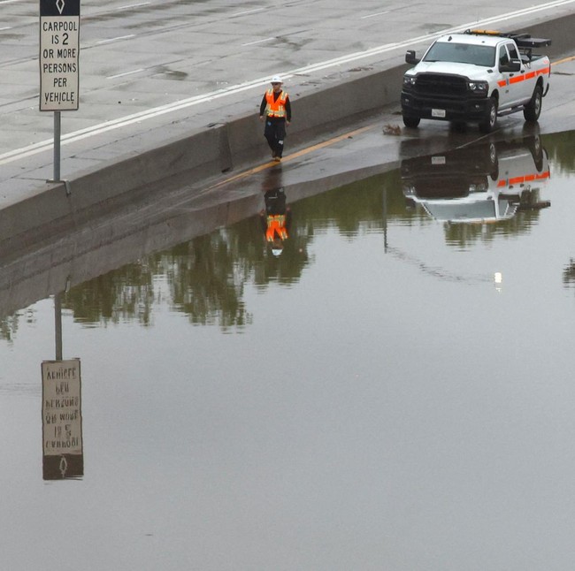Sungai Atmosfer Terjang Los Angeles, Hujan Deras Tutup Jalan Tol