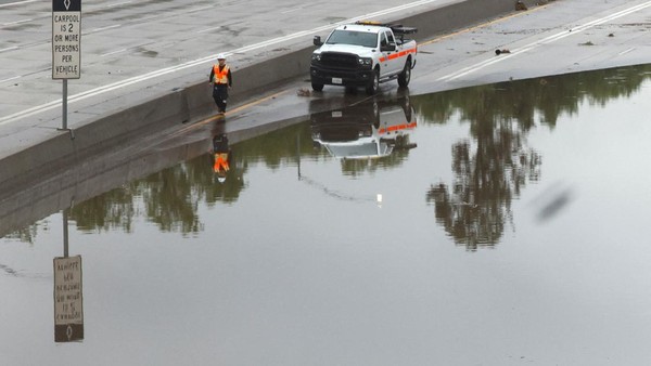 Sungai Atmosfer Terjang Los Angeles, Hujan Deras Tutup Jalan Tol