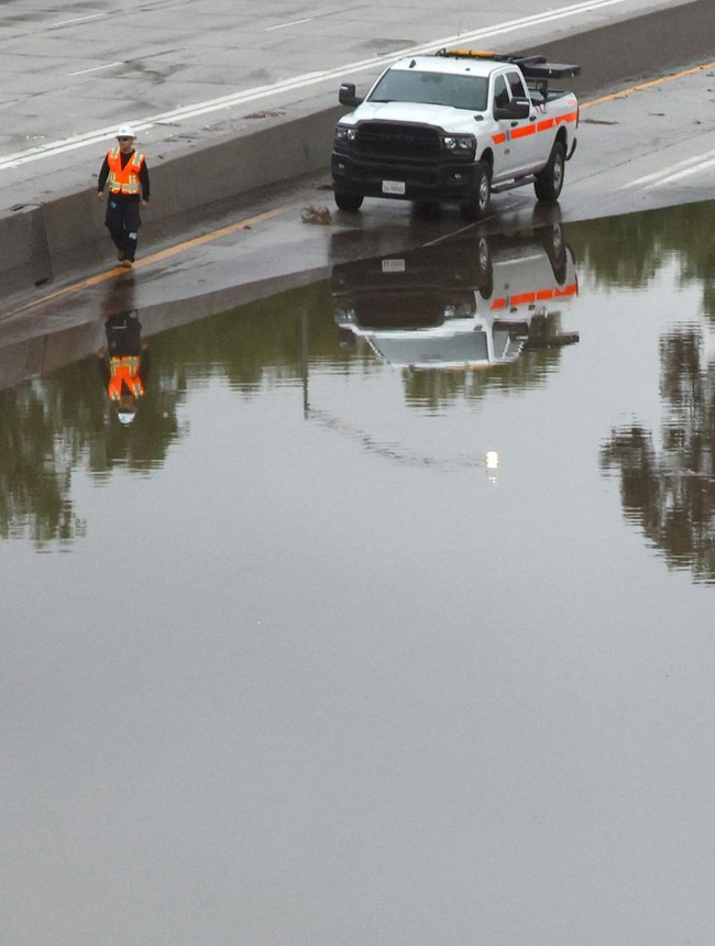 Sungai Atmosfer Terjang Los Angeles, Hujan Deras Tutup Jalan Tol