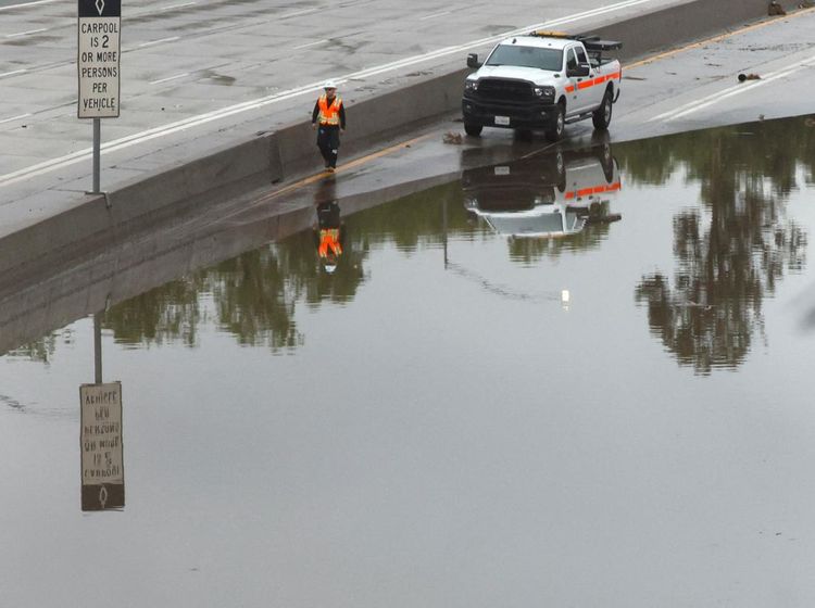 Sungai Atmosfer Terjang Los Angeles, Hujan Deras Tutup Jalan Tol
