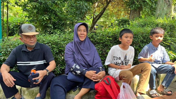 Nenek-Kakek Ini Ajak Cucu Wisata Murah Meriah ke Ragunan Saat Libur Natal