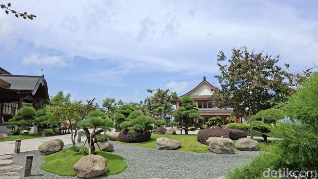Taman Doa Our Lady of Akita Taman Doa Our Lady of Akita merupakan taman doa yang terletak di PIK 2. Taman doa ini terkenal karena desain arsitekturnya yang mengusung gaya rumah tradisional khas Jepang.