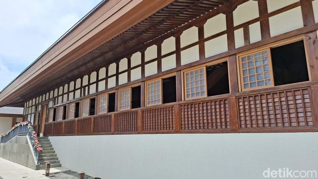 Taman Doa Our Lady of Akita Taman Doa Our Lady of Akita merupakan taman doa yang terletak di PIK 2. Taman doa ini terkenal karena desain arsitekturnya yang mengusung gaya rumah tradisional khas Jepang.