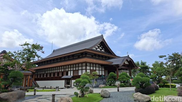 Taman Doa Our Lady of Akita merupakan taman doa yang terletak di PIK 2. Taman doa ini terkenal karena desain arsitekturnya yang mengusung gaya rumah tradisional khas Jepang.
