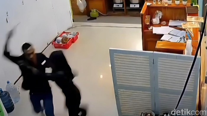 Cemburu Buta, Jukir Bandung Ngamuk Acungkan Golok di Kios Bakso