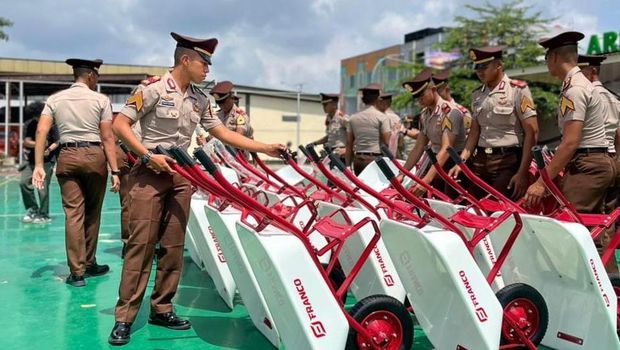 Taruna Akpol pengiriman Polda Riau menyalurkan bantuan peralatan untuk pemulihan pasca banjir di Aceh, Sumbar, dan Sumut. Taruna Akpol pengiriman Polda Riau menyalurkan bantuan peralatan untuk pemulihan pasca banjir di Aceh, Sumbar, dan Sumut.