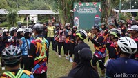 Pengunjung datang dari berbagai kalangan, mulai dari keluarga hingga komunitas. Harga tiket yang terjangkau menjadi salah satu daya tarik utama Ragunan saat libur Nataru.