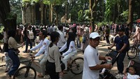 Selain melihat beragam satwa, pengunjung juga memaksimalkan sejumlah fasilitas yang tersedia, seperti kereta wisata, sepeda tandem, hingga taman terbuka yang rindang untuk bersantai.