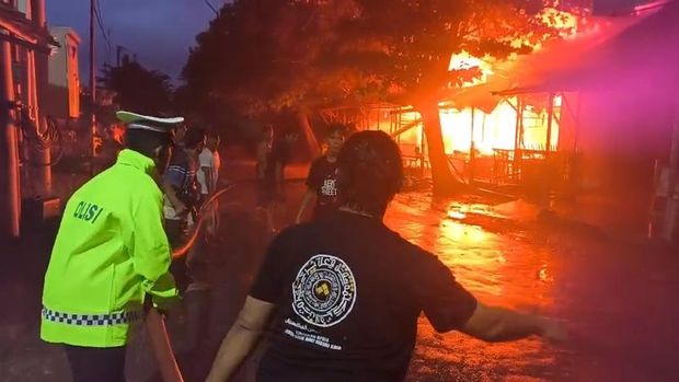 Tim dari Polres Pemalang ikut membantu pemadaman dan evakuasi barang milik pedagang di Pasar Pagi yang terbakar pada Selasa (23/12/2025).