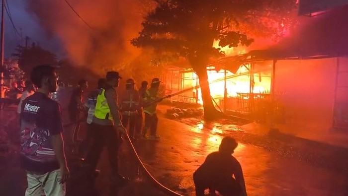 Tim dari Polres Pemalang ikut membantu pemadaman dan evakuasi barang milik pedagang di Pasar Pagi yang terbakar pada Selasa (23/12/2025).