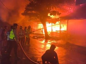 Polda Jateng Bantu Evakuasi Barang Pedagang Saat Kebakaran di Pasar Pemalang