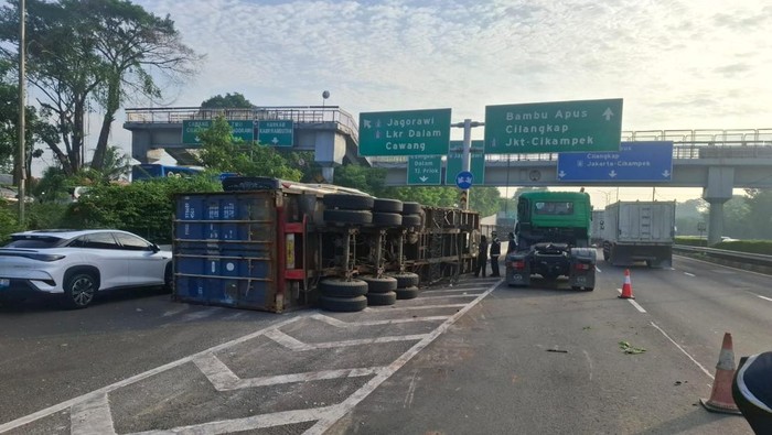 Truk Kontainer Terguling di Tol JORR, Lalin Arah Cikunir Macet