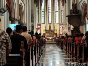 Suasana Khidmat Ibadah Misa Pontifikal Natal di Gereja Katedral Jakarta