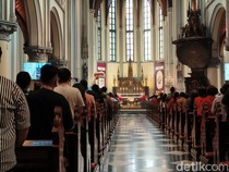 Suasana Khidmat Ibadah Misa Pontifikal Natal di Gereja Katedral Jakarta