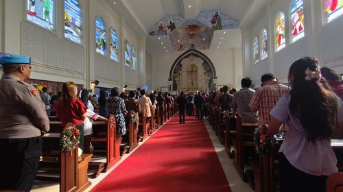 Umat Kristiani melakukan ibadah Natal di Gereja Katolik Paroki Santo Paulus Singaraja, Kamis (25/12/2025). (Wijaya Kusuma/detikBali)