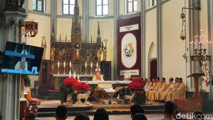 Uskup Agung Jakarta Kardinal Ignatius Suharyo memimpin ibadah misa pontifikal di Gereja Katedral, Jakarta Pusat, Kamis (25/12/2025)