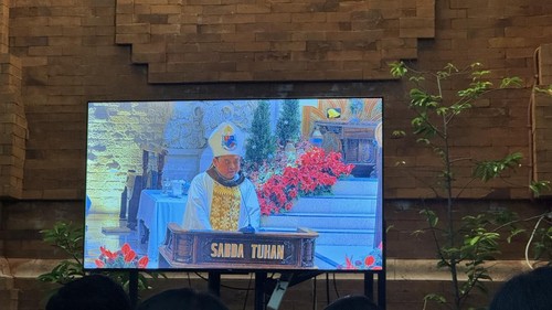 Uskup Denpasar, Silvester Tung Kiem San, memberikan khotbah perayaan Ekaristi Malam Natal di Gereja Katolik Roh Kudus Katedral Denpasar, Rabu (24/12/2025).(Maria Christabel DK/detikBali)