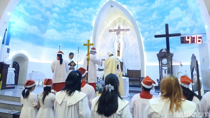 Uskup Kornelius Sipayung saat memberkati patung bayi Yesus di Gereja Katedral Medan. (Foto: Juita Sinuhaji/detikSumut)