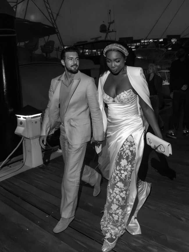 Venus dan Andrea sebenarnya resmi menikah pada September lalu di Italia. Namun, keterbatasan waktu dalam pengurusan dokumen membuat pasangan yang bertemu pertama kali pada 2024 di Milan Fashion Week ini memutuskan menggelar acara lanjutan di lokasi yang berbeda beberapa bulan setelahnya. (Foto: Instagram/@venuswilliams)