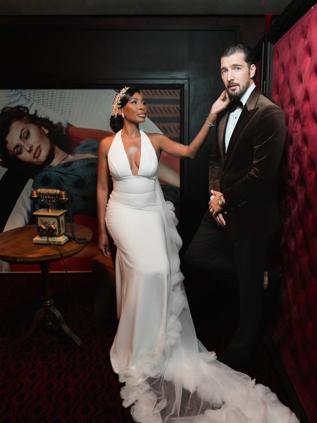 Seiring dengan pesta yang berlangsung lama, Venus tampil dalam berbagai perubahan busana yang memukau. Tak tanggung-tanggung, 12 gaun pengantin dipakainya. (Foto: Instagram/@venuswilliams)