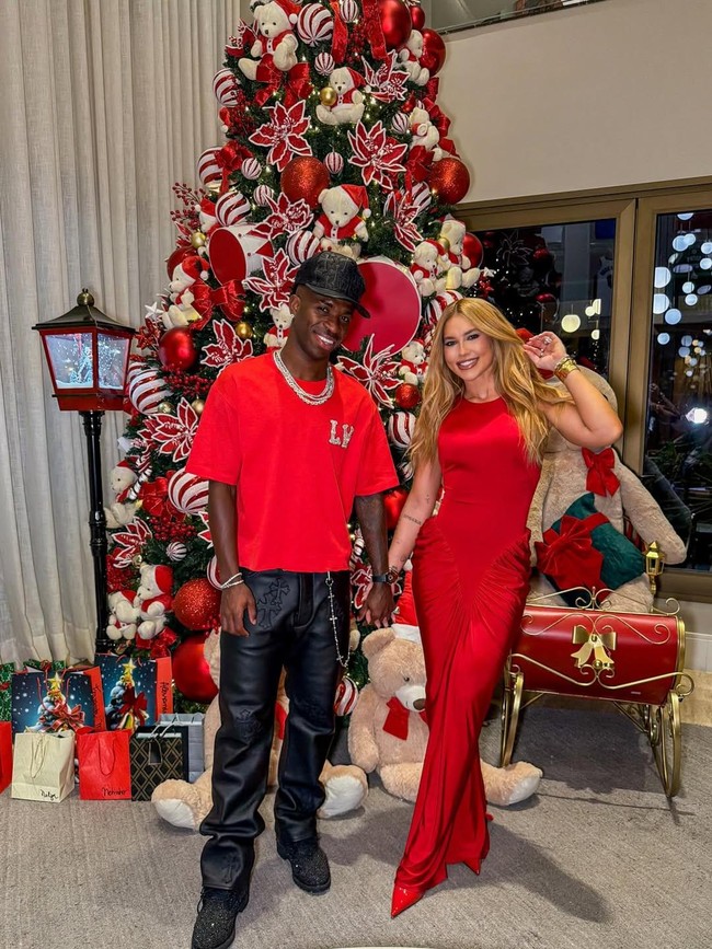 Gaya Bintang Sepakbola Dunia Rayakan Natal, Ada yang Jadi Santa