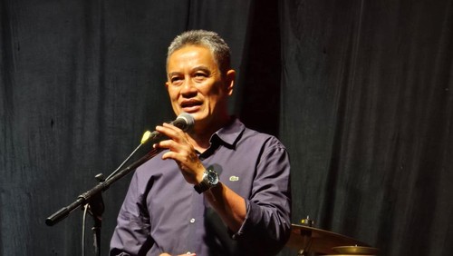 Wabup Buleleng, Gede Supriatna, menghadiri Pesta Rakyat Gerokgak di Lapangan Desa Sanggalangit, Kecamatan Gerokgak, Rabu (24/12/2025) malam. (Dok. Pemkab Buleleng)