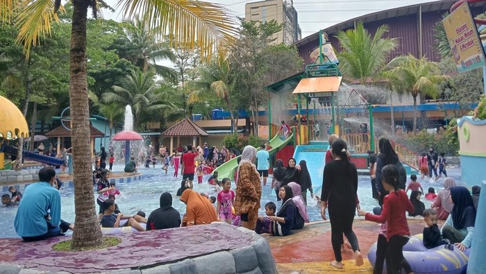 Wisata Wahana Air di Palembang Diserbu Pengunjung Saat Libur Natal