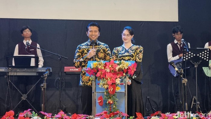 Wakil Gubernur Jawa Timur Emil Elestiantor Dardak dan istrinya Arumi Bachin menghadiri perayaan Natal di Gereja Pantekosta Di Indonesia Yesus Harapan Pasti Surabaya kawasan eks lokalisasi Dolly