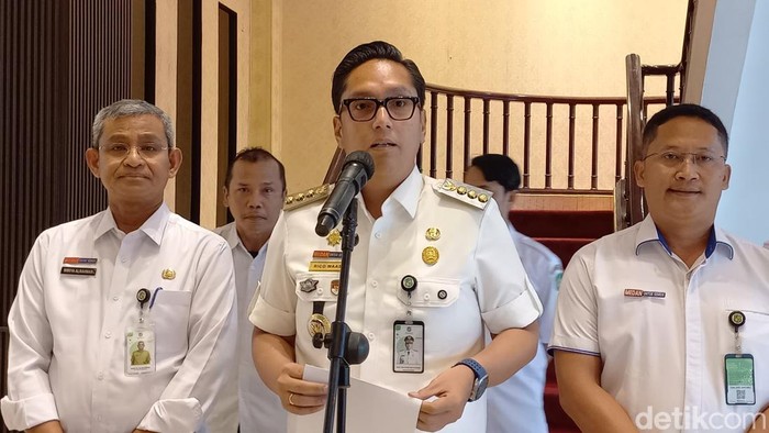 Wali Kota Medan Rico Waas saat diwawancarai. (Rechtin Hani Ritonga/detikSumut)