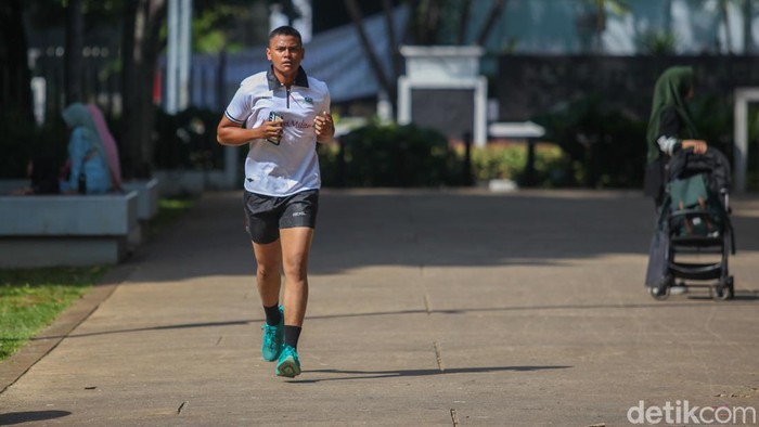 Liburan Natal dimanfaatkan sebagian warga dengan berolahraga. Suasana lapangan yang relatif lengang dari aktivitas perkantoran membuat warga merasa lebih nyaman untuk beraktivitas fisik.