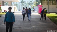 Aktivitas olahraga tampak dilakukan oleh berbagai kalangan, mulai dari anak-anak hingga orang dewasa. 