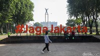 Warga berolahraga saat libur Natal di Lapangan Banteng, Jakarta, Kamis (25/12/2025).