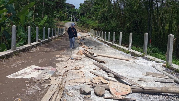 Tak Segera Diperbaiki, Warga Wonorejo Patungan Cor Jalan Desa