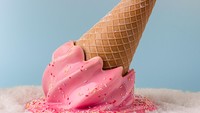 Di Kimpton St-Honoré Paris, Yule log Certains l’aiment Show karya Alexis Beaufils tampil mencuri perhatian dengan desain kerucut pink. Isinya wafer renyah, biskuit ala madeleine, kompot blackberry-raspberry, dan krim vanila ringan berinfus teh hitam. Foto: Magazine Luxus
