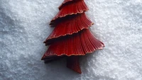 Di Le Bristol Paris, Maxence Barbot menghadirkan Yule log berbentuk pohon dengan desain grafis dinamis. Isinya mousse cokelat Madagaskar 65%, krim vanila Tahiti, karamel bunga melilot, dan pusat kakao asam. Foto: Magazine Luxus