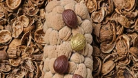 Grains d’orge & noix de Grenoble memadukan shortbread praline kenari, biskuit barley, krim, dan mousse kenari bertekstur kaya. Ditaburi kenari karamel dan cokelat praline emas, karya Jean-Julien Freydt bersama Michel & Sébastien Bras. Foto: Magazine Luxus