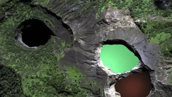 Danau tiga warna, Kelimutu. Ada di Indonesia, nih. Foto: ForgottenGrocery via Bored Panda