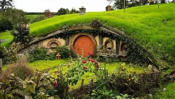Hobbiton yang terlihat seperti hasil AI tapi setting-nya benar asli. Foto: CautiousBearnz via Bored Panda