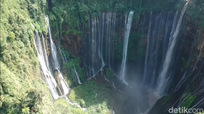Pesona Air Terjun Tumpak Sewu di Kaki Gunung Semeru
